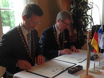 Schweinfurts Oberbürgermeister Sebastian Remelé (CSU, links) und Bürgermeister Jorma Rasinmäki unterzeichnen das neue 5-Jahres-Abkommen zwischen Schweinfurt und Seinäjoki. Fotos: Stadt Schweinfurt