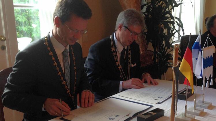 Schweinfurts Oberbürgermeister Sebastian Remelé (CSU, links) und Bürgermeister Jorma Rasinmäki unterzeichnen das neue 5-Jahres-Abkommen zwischen Schweinfurt und Seinäjoki. Fotos: Stadt Schweinfurt