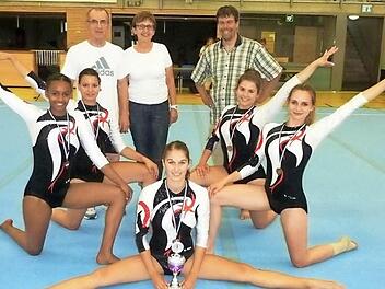 Die erfolgreiche Mannschaft des TV Ketschendorf nach der Siegerehrung in Illertissen (von links): Maria Herrich-Schäffer, Grecia Beyersdorfer, Lisa Wachter, Janina Hügle und Katalin Hauck; hinten: Trainer Ernst Weitl, Kampfrichterin Sylvia Weitl und Übunsleiter Uwe Boßecker. Foto: privat