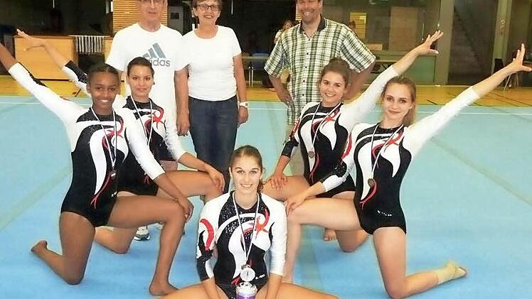 Die erfolgreiche Mannschaft des TV Ketschendorf nach der Siegerehrung in Illertissen (von links): Maria Herrich-Schäffer, Grecia Beyersdorfer, Lisa Wachter, Janina Hügle und Katalin Hauck; hinten: Trainer Ernst Weitl, Kampfrichterin Sylvia Weitl und Übunsleiter Uwe Boßecker. Foto: privat