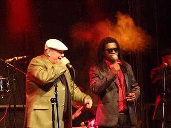 Luis Frank (links) und Mario Riveras: Zwei Freunde, zwei Sänger, zwei tolle Stimmen und der Kontrast im Äußerlichen machte den Abend mit deren Gruppe beim Musikfest in Eyrichshof zu etwas außergewöhnlichem. Foto: Johanna Eckert