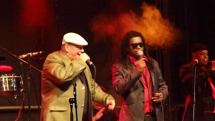 Luis Frank (links) und Mario Riveras: Zwei Freunde, zwei Sänger, zwei tolle Stimmen und der Kontrast im Äußerlichen machte den Abend mit deren Gruppe beim Musikfest in Eyrichshof zu etwas außergewöhnlichem. Foto: Johanna Eckert