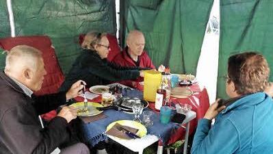 Selbst vom Regen lassen sich echte Wohnmobilisten nicht abschrecken, dann wird halt ein Vordach gebaut.  Foto: Renate Deppisch