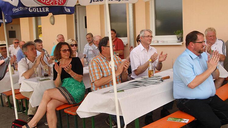 Bei der Hitze waren die Reihen der Ehrengäste am Sonntag überschaubar geblieben. Foto: Günther Geiling