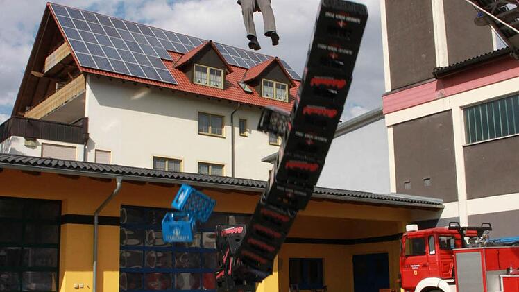 Beim Getränkekisten-Stapeln schaffte Schirmherr Steffen Vogel mit 25 Kästen eine der Bestleistungen des Nachmittags. Foto: Katharina Becht
