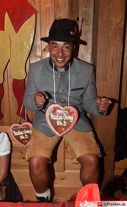 Der Sänger Lou Bega posiert am 23.09.2015 in München (Bayern) auf dem Oktoberfest bei der Radio Gong Wiesn im Weinzelt. Die 182. Wiesn dauert bis zum 04.10.2015 und wird rund sechs Millionen Besucher aus aller Welt anlocken. Foto: Felix Hörhager/dpa
