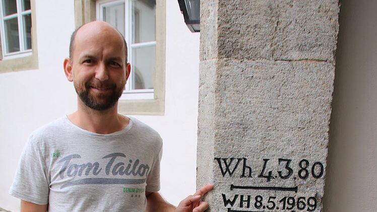 Fast bis zur Brust hätte Matthias Nöth das Wasser gereicht , wäre er beim 1880er oder 1969er Hochwasser im Schlosshof gewesen. Foto: Heike Beudert
