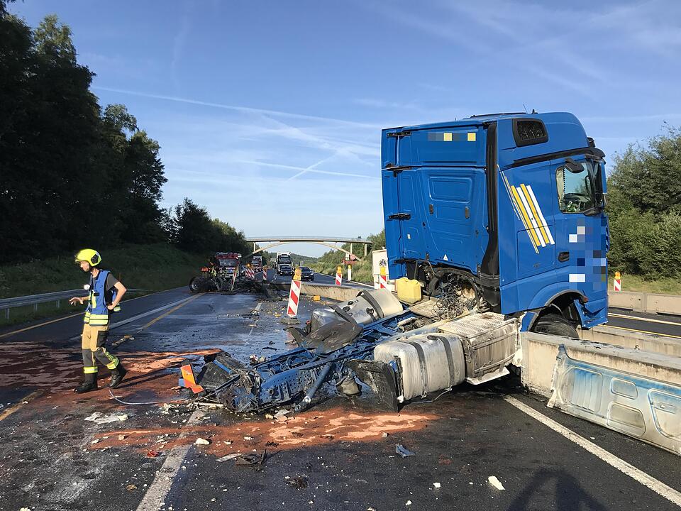Unfall auf A9: Sattelzug prallt gegen Baustelle