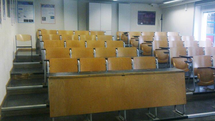Einer der Physikräume im Meranier-Gymnasium. Landrat Meißner fühlt sich dabei an seine Schulzeit dort erinnert: "Da hat sich nix verändert."Landratsamt