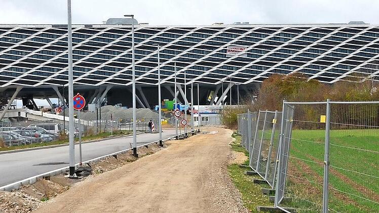 So präsentiert sich das Bürogebäude dem Betrachter zurzeit von der Straße nach Haundorf aus.  Foto: bp