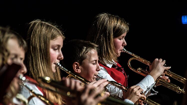Impressionen vom Weihnachtskonzert mit dem Jugendorchester und dem Musikverein Stadt Rödental in der fast ausverkauften Franz-Goebel-Halle.Foto: Jochen Berger