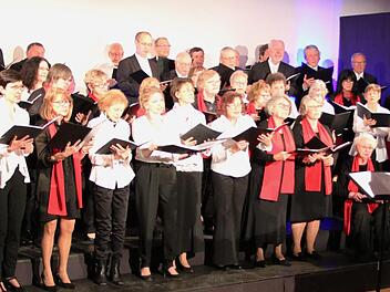 Der Gesangverein Untersteinach (mit roten Schals), der Männerchor Untersteinach und der Gesangverein Streitau gaben gemeinsame Frühlingskonzerte unter der Leitung von Kai Konrad (rechts) und Heiner Beyer (rechts außen am Klavier). Foto: Klaus Klaschka