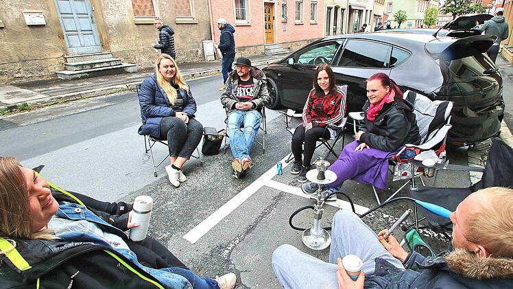 Kleine Gruppen bildeten sich schnell an den Straßenrändern. Campingstühle  wurden aus den Kofferräumen geholt und die Wasserpfeifen aufgestellt.Dieter Britz