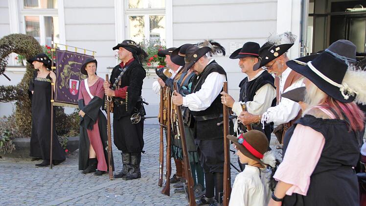 Versammlung auf dem Marktplatz in Höchstadt: Erst böllerten die Musketiere, dann gab es eine kurze Ansprache von Frank Greif, dem Sprecher der neu gegründeten  Kerwasfreunde und der Anstich eines kleinen Fasses Bier durch Bürgermeister Gerald Brehm. Am Freitag wird die Kirchweih dann offiziell eröffnet. Foto: Christian Bauriedel