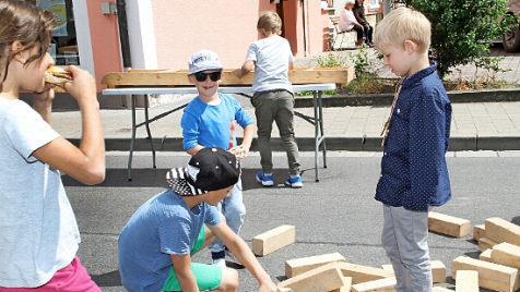 Die großen Holzspiele auf der Spielstraße wurden gerne angenommen.