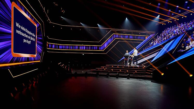 Ralf Schmitz nimmt sich die Quizkandidaten einzeln vor und fragt das Stimmungsbild der Masse ab.