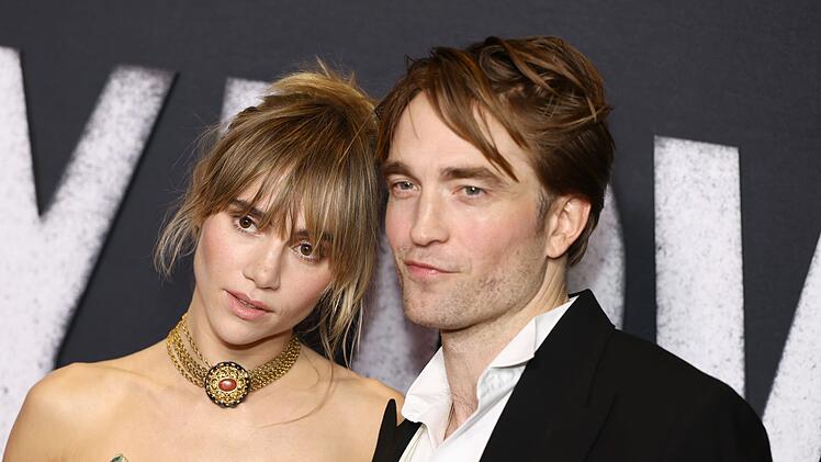 Suki Waterhouse und Robert Pattinson sind seit 2018 ein Paar. Sie ist 34 Jahre alt, er feiert am 13. Mai seinen 40. Geburtstag.