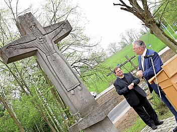 Pfarrer Günther Seel, der den Kreisverkehr segnete und Innenminister Joachim Herrmann am alten Kreuz beim nunmehr neuen Buttenheimer Kellerkreisel (dahinter). Foto: Barbara Herbst