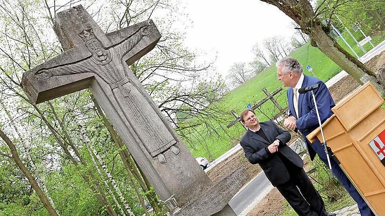 Pfarrer Günther Seel, der den Kreisverkehr segnete und Innenminister Joachim Herrmann am alten Kreuz beim nunmehr neuen Buttenheimer Kellerkreisel (dahinter). Foto: Barbara Herbst
