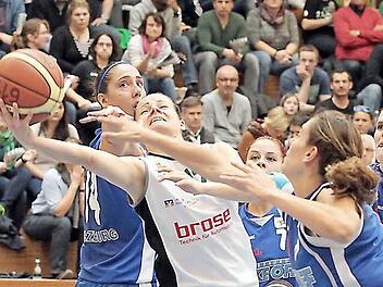 Viel Platz zum Abschluss blieb am Samstag oft nicht. Hier versucht sich Katharina Gr&ouml;ger unter dem W&uuml;rzburger Korb. Foto: sportpress