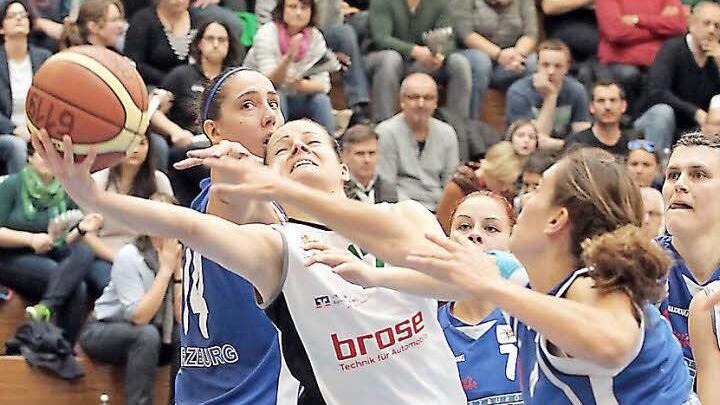Viel Platz zum Abschluss blieb am Samstag oft nicht. Hier versucht sich Katharina Gr&ouml;ger unter dem W&uuml;rzburger Korb. Foto: sportpress