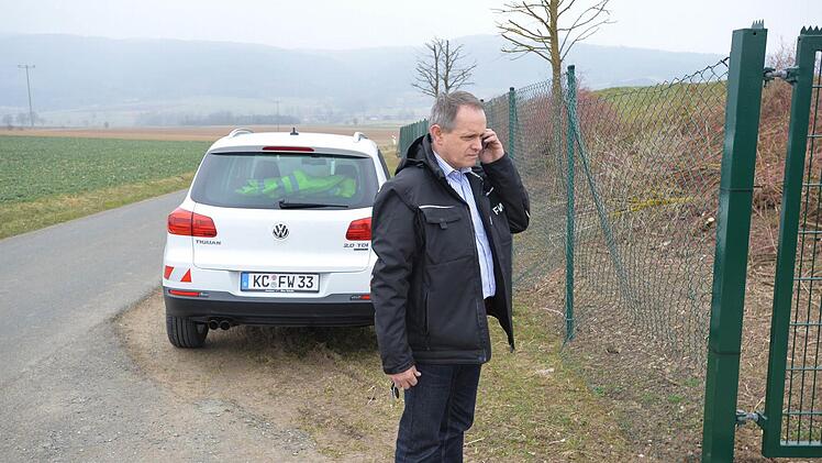 Immer in Bereitschaft: Michael Rüger telefoniert vor dem Hochbehälter in Rugendorf. Foto: Ronald Rinklef