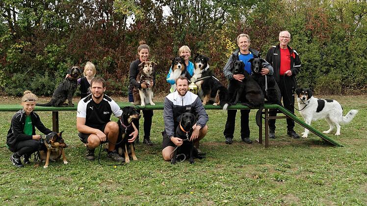 Unser Bild zeigt (vorne von links) Seifert Isabell (Beste Hindernislauf, VfH Wonfurt), Stefan Schuhmann und Matthias Heid (1. Platz Shorty, HF Bamberg) sowie (hinten von links) Liana Kutscher (Jüngste Teilnehmerin, HSV Bamberg), Sabrina Muth, Heidi Brix und Mario Gawron (1. Platz Mannschaft, HF Eltmann) und Fred Jung (Ältester Teilnehmer, HSF Kitzingen). Foto: Ulrike Langer
