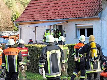 Die Hilfe kam zu spät: Rettungskräfte bargen den Hausbewohner und löschten das Feuer in dem Anwesen in Schönbachsmühle (Gemeinde Ebelsbach). Jetzt braucht seine Frau Unterstützung. Foto: Archiv/gg