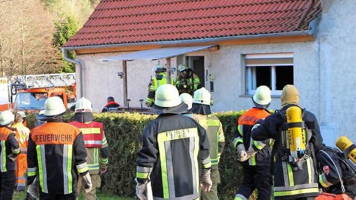 Die Hilfe kam zu spät: Rettungskräfte bargen den Hausbewohner und löschten das Feuer in dem Anwesen in Schönbachsmühle (Gemeinde Ebelsbach). Jetzt braucht seine Frau Unterstützung. Foto: Archiv/gg