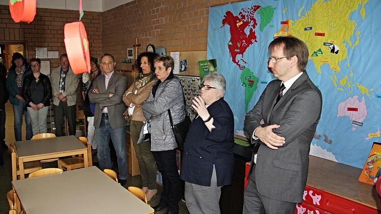 Bei der Führung durch die Gruppenräume erläutert Leiterin Elisabeth Endres (2. von rechts) die einzelnen Räume.  Foto: Helmut Will