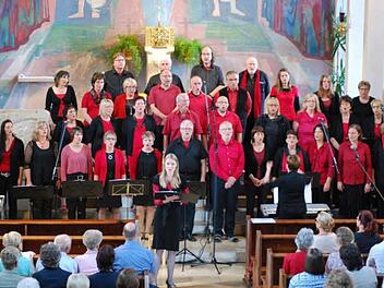 Sopranistin Lena Vogler (vorne, Mitte) und der Chor "Lift your voice" begeisterten die Zuhörer in Schondras Kirche. Foto: Horst Conze