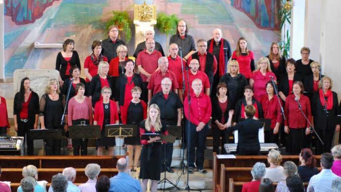 Sopranistin Lena Vogler (vorne, Mitte) und der Chor "Lift your voice" begeisterten die Zuhörer in Schondras Kirche. Foto: Horst Conze