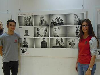 Zwei Kronacher Sch&uuml;ler vor der Ausstellung "Menschen. Flucht - Vertreibung - Heimat" Foto: privat