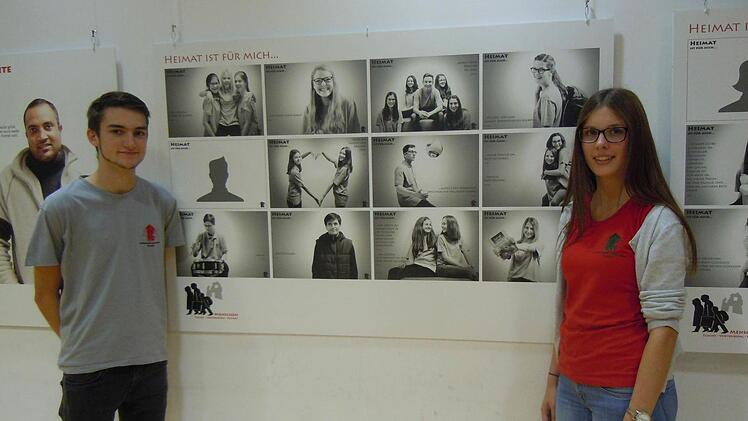 Zwei Kronacher Sch&uuml;ler vor der Ausstellung "Menschen. Flucht - Vertreibung - Heimat" Foto: privat