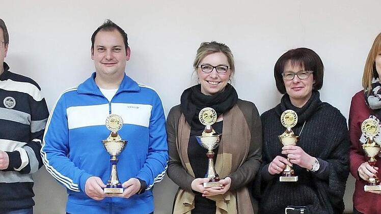 Tischtennis-Vereinsmeister beim SC Haßlach wurden Andreas Strangia (Zweiter von links) und Linda Martin (rechts daneben). Mit im Bild die Nächstplatzierten (von links) Harald Büttner, Sabine Baumann und Nadja Eisenbeiß. Fotos: privat