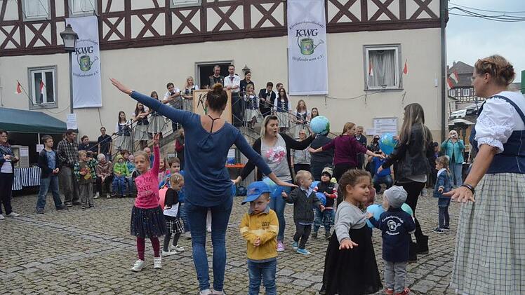 Viel Beifall gab es für die Kinder der Kindertagesstätte "Pusteblume" für ihre lustigen Tänze im Paradies. Der Nachwuchs ist schon begeistert bei der Kerwa dabei. Foto: Karl-Heinz Hofmann