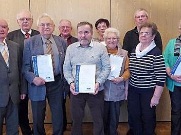 Nach der Ehrung (von links): Vorsitzender Georg Schmitt, B&uuml;rgermeister Edgar B&uuml;ttner, Otto Mauser, Konrad Neubauer, Andreas F&uuml;rst, Monika Linhard, G&uuml;nther Kurtil, stv. Kreisvorsitzende Heidi F&ouml;rtsch und Gerlinde Kraus. Foto: privat