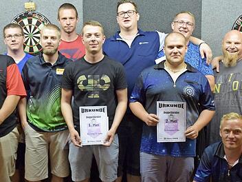 Die Darter (v. l.): Vorstandsvorsitzender Stefan Pecht, Hofmann/Ruppert (4.), Schicker/Becker (3.), DiSante/Kohlberg (1.), Erler/Sonneschein (2.), Salmen/Rausch (5.) und Sportwart Rainer Dreßel Foto: Dietz