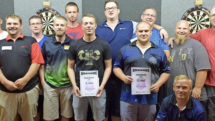 Die Darter (v. l.): Vorstandsvorsitzender Stefan Pecht, Hofmann/Ruppert (4.), Schicker/Becker (3.), DiSante/Kohlberg (1.), Erler/Sonneschein (2.), Salmen/Rausch (5.) und Sportwart Rainer Dreßel Foto: Dietz