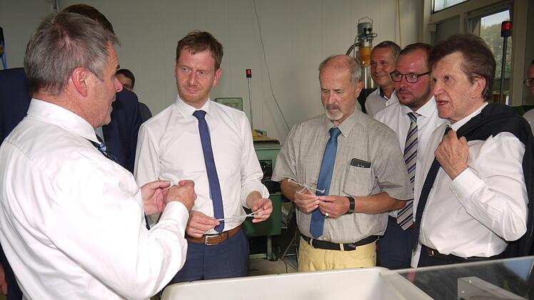 Sachsens Ministerpräsident Michael Ketschmer bei der Besichtigung der Firma Heim in Unterlauter.Berthold Köhler