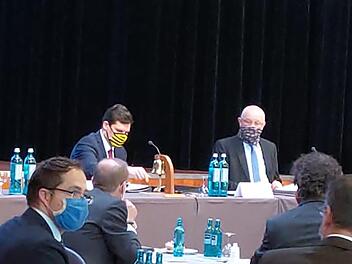 Vor der Stadtratssitzung: Coburgs neuer Oberbürgermeister Dominik Sauerteig trägt Mundschutz in den Stadtfarben schwarz-gelb, Foto: Simone Bastian