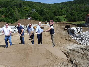 Beim Spatenstich in Niederfellendorf (von links):  Max Brust (Ingenieurbüro), Konstantin Aksak (Bauleiter), Steffen Kahl (Projektleiter), Karl Sporer (Baufirma) und  Bürgermeister Marco Trautner  Foto: Paul Pöhlmann