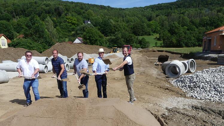 Beim Spatenstich in Niederfellendorf (von links):  Max Brust (Ingenieurbüro), Konstantin Aksak (Bauleiter), Steffen Kahl (Projektleiter), Karl Sporer (Baufirma) und  Bürgermeister Marco Trautner  Foto: Paul Pöhlmann