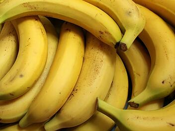 Gelbe Bananen mit leichten braunen Punkten enthalten sehr viel Fruchtzucker und gelten als gute Energielieferanten.