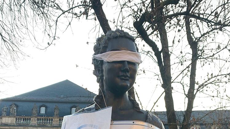 Bayreuth: Wissenschaftler und Akademiker nutzen Statuen f&uuml;r Protest - "ist Klimanotstand"