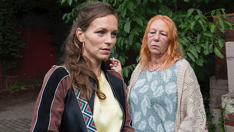 Schauspielerin Ani (Franziska Wulf, links) hat durch die Begegnung mit Nele und deren Geschichte mit Mutter und Großmutter erkannt, dass sie sich den Problemen mit ihrer eigenen Mutter (Rike Eckermann) stellen muss.