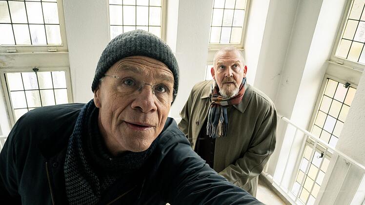 Max Ballauf (Klaus J. Behrendt, links) und Freddy Schenk (Dietmar B&auml;r) erkunden ein verd&auml;chtiges Geb&auml;ude. Was werden sie vorfinden?