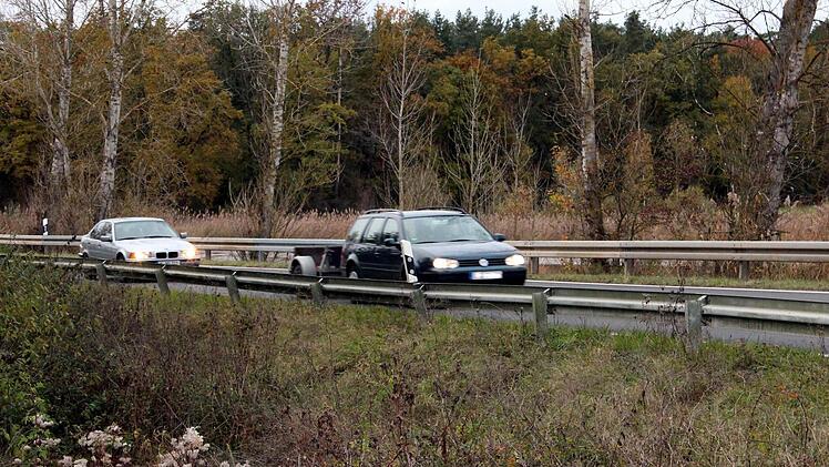 Am Rothenbachsee zwischen Volkach und Eichfeld werden 21 Tunnelelemente installiert, damit die Kröten und Frösche unter der Straße durchkriechen können.  Foto: Pfannes