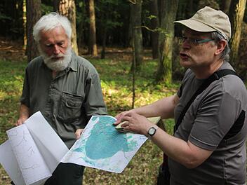 "Auf der Luftbildkarte sehe ich schon einiges, bevor ich in den Wald gehe. Und wenn ich drin bin, kann sie mir helfen mich zurecht zu finden", erklärte Leonhard Bühl rechts. Franz Eder, der Leiter des Amtes für Landwirtschaft und Forsten, hört aufmerksam zu. Foto: Katharina Becht