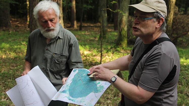 "Auf der Luftbildkarte sehe ich schon einiges, bevor ich in den Wald gehe. Und wenn ich drin bin, kann sie mir helfen mich zurecht zu finden", erklärte Leonhard Bühl rechts. Franz Eder, der Leiter des Amtes für Landwirtschaft und Forsten, hört aufmerksam zu. Foto: Katharina Becht